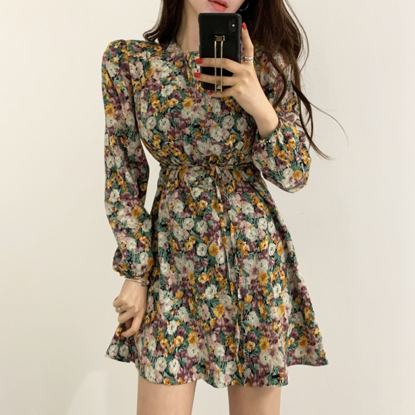 Дамска ежедневна рокля с дълъг ръкав и флорални мотиви 