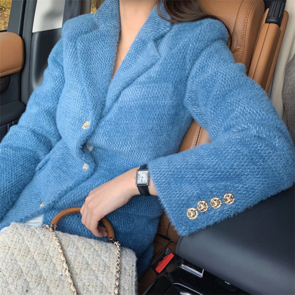 Palton de dama toamna-iarna cu nasturi si decolteu spitz