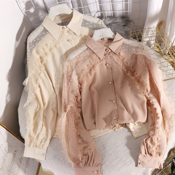 Modernūs moteriški marškiniai su klasikine apykakle, sagomis ir tiulio rankovėmis