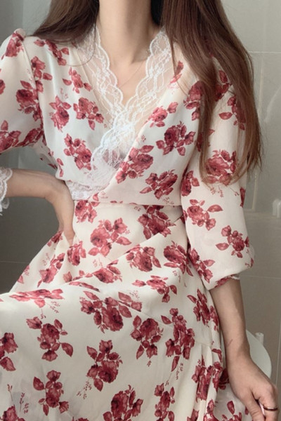 Rochie elegantă de damă, cu decolteu spitz din dantelă și motive florale