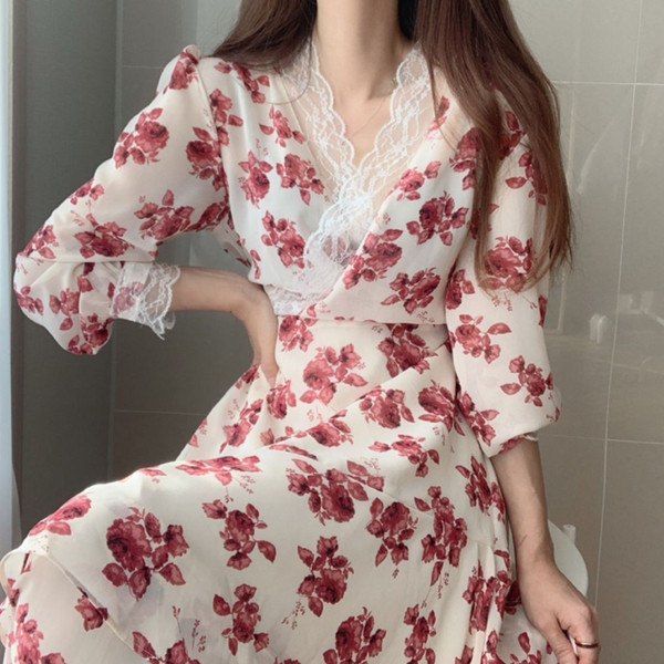 Rochie elegantă de damă, cu decolteu spitz din dantelă și motive florale