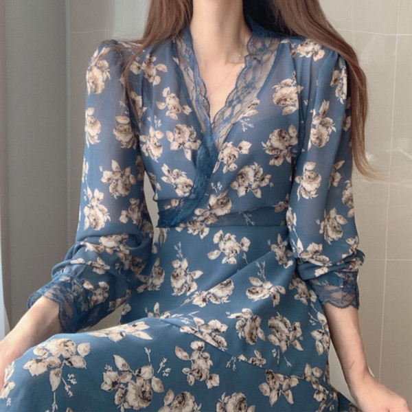 Rochie elegantă de damă, cu decolteu spitz din dantelă și motive florale