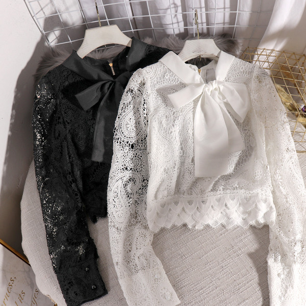 Cămașă scurtă de dantelă de damă elegantă, cu panglică și mâneci lungi