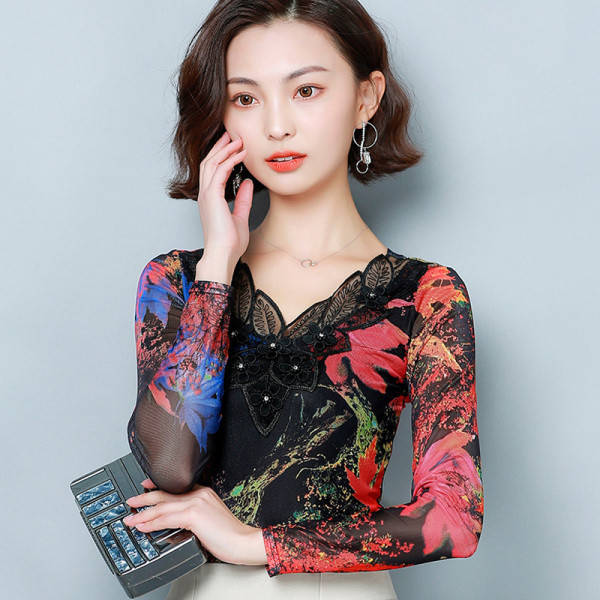 Bluză de damă modernă cu motive florale și dantelă