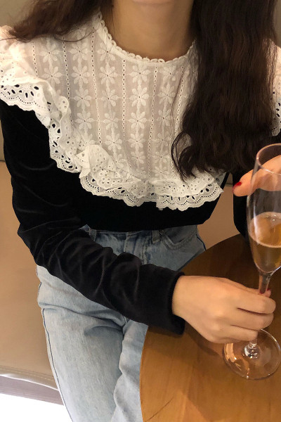 Moodne naiste musta värvi pitsi ja pikkade varrukatega pluus