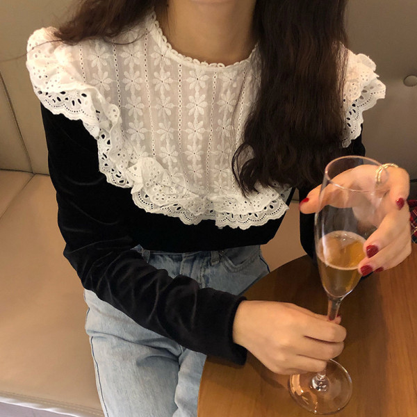 Moodne naiste musta värvi pitsi ja pikkade varrukatega pluus