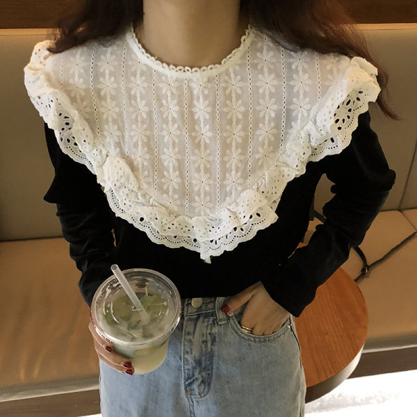 Moodne naiste musta värvi pitsi ja pikkade varrukatega pluus