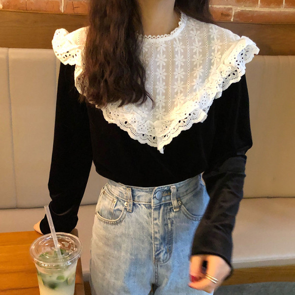 Moodne naiste musta värvi pitsi ja pikkade varrukatega pluus