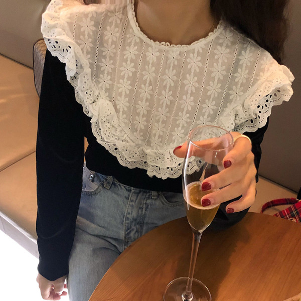 Moodne naiste musta värvi pitsi ja pikkade varrukatega pluus