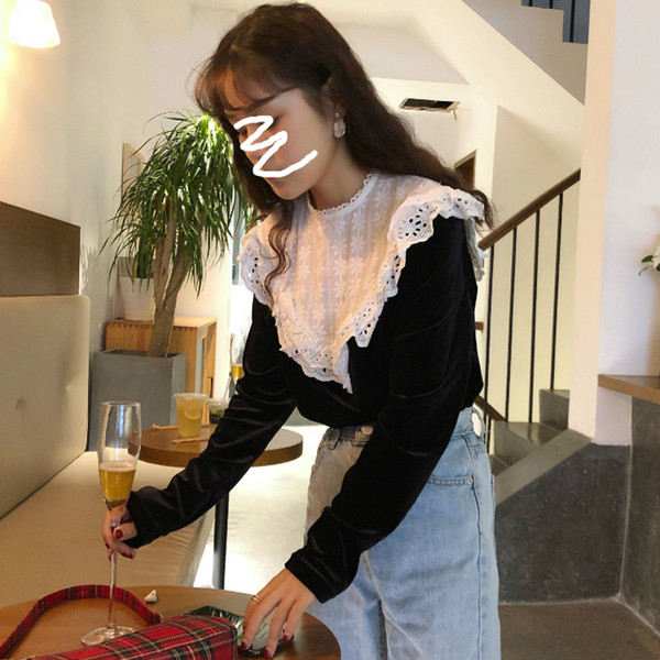 Moodne naiste musta värvi pitsi ja pikkade varrukatega pluus