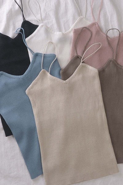 Įprasta moteriška trumputė su V formos iškirpte ir plonais petnešėlėmis