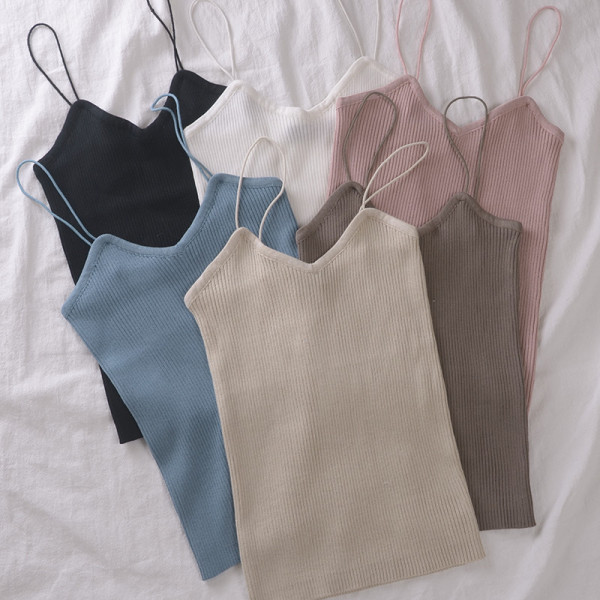 Įprasta moteriška trumputė su V formos iškirpte ir plonais petnešėlėmis