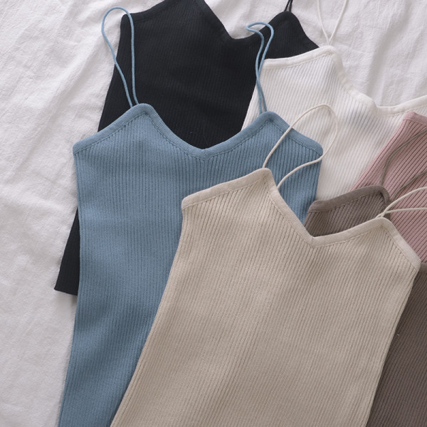 Įprasta moteriška trumputė su V formos iškirpte ir plonais petnešėlėmis