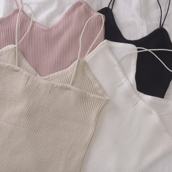 Įprasta moteriška trumputė su V formos iškirpte ir plonais petnešėlėmis