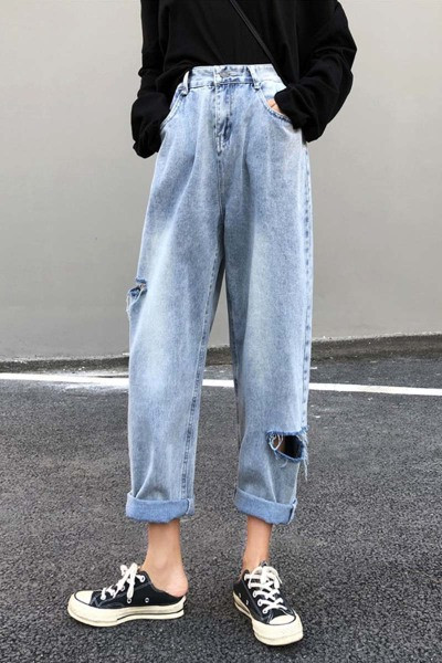 Model larg de blugi de dama cu talie inalta si motive rupte