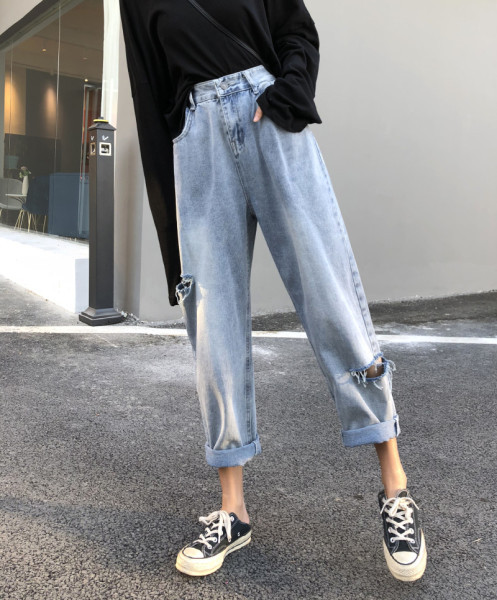 Model larg de blugi de dama cu talie inalta si motive rupte