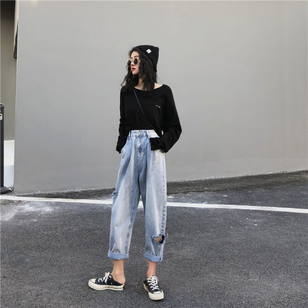 Model larg de blugi de dama cu talie inalta si motive rupte