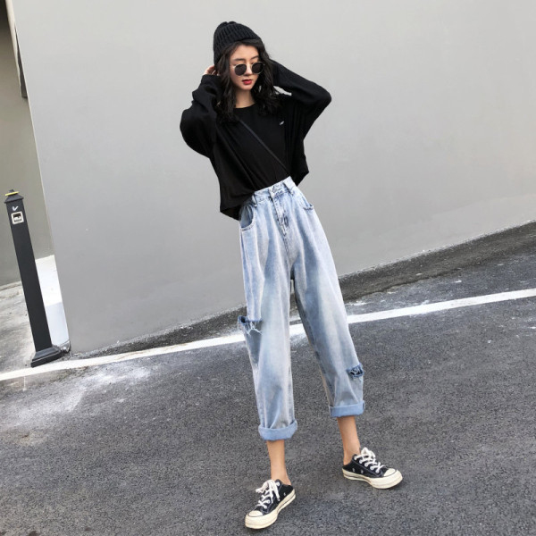 Model larg de blugi de dama cu talie inalta si motive rupte