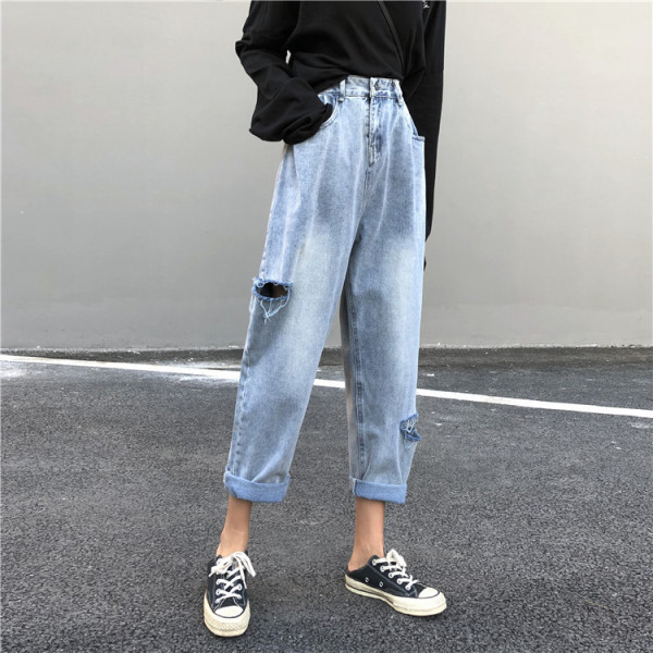 Model larg de blugi de dama cu talie inalta si motive rupte