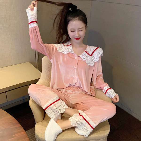 Pijamale de dama din catifea cu dantela si nasturi