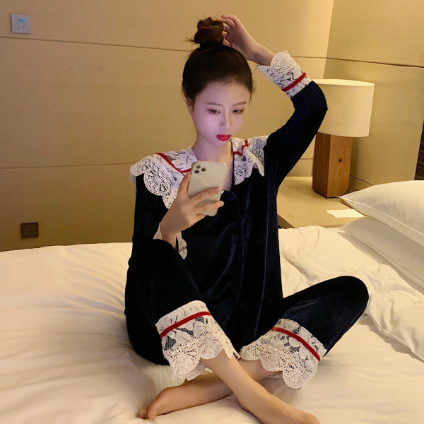 Pijamale de dama din catifea cu dantela si nasturi