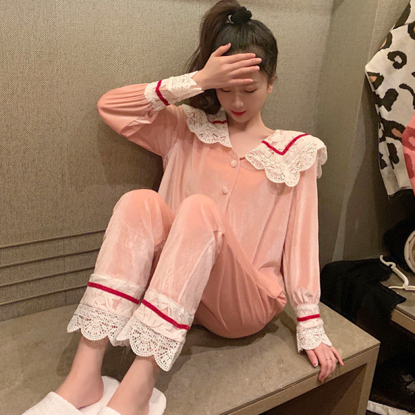 Pijamale de dama din catifea cu dantela si nasturi