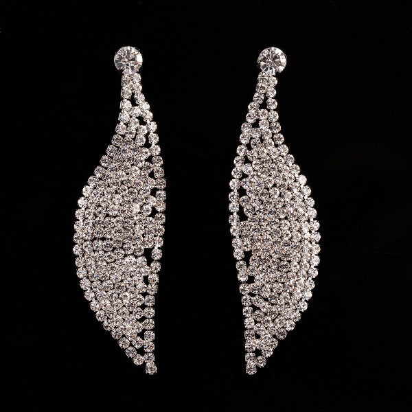 Cercei de damă moderni agățați cu pietre