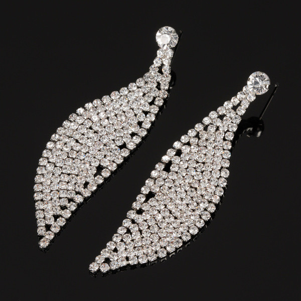 Cercei de damă moderni agățați cu pietre