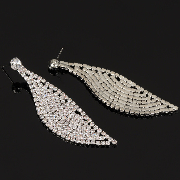 Cercei de damă moderni agățați cu pietre