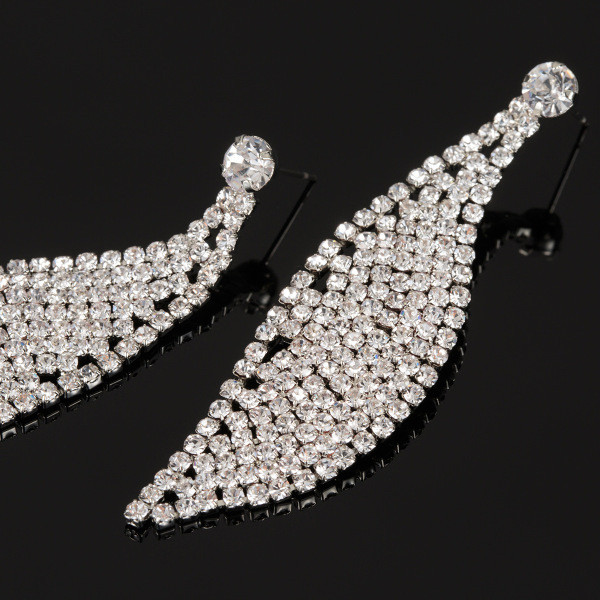 Cercei de damă moderni agățați cu pietre