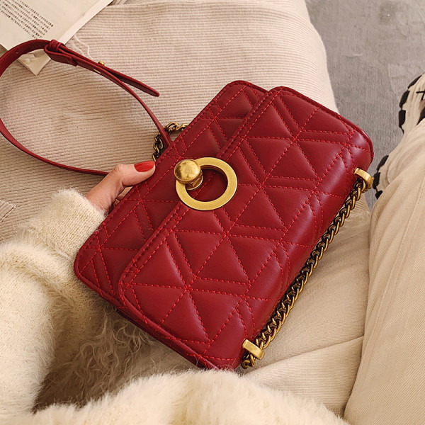 Geanta de dama eleganta cu inchizator metalic si maner lung