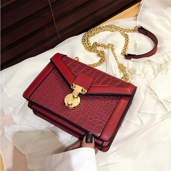 Geanta de dama patrata din piele cu maner lung metalic