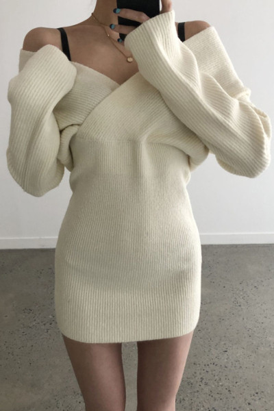 Talvine naiste kleit spits kaelusega lühike mudel valge ja must