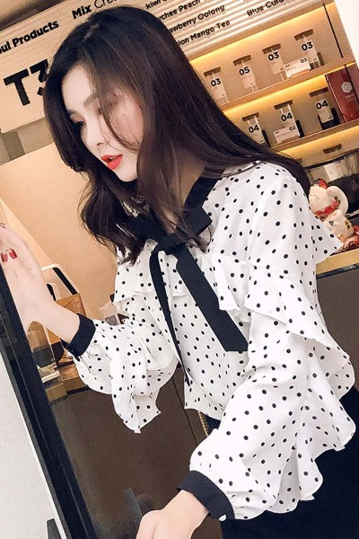 Cămașă de damă modernă cu buline, cu panglică și mâneci lungi