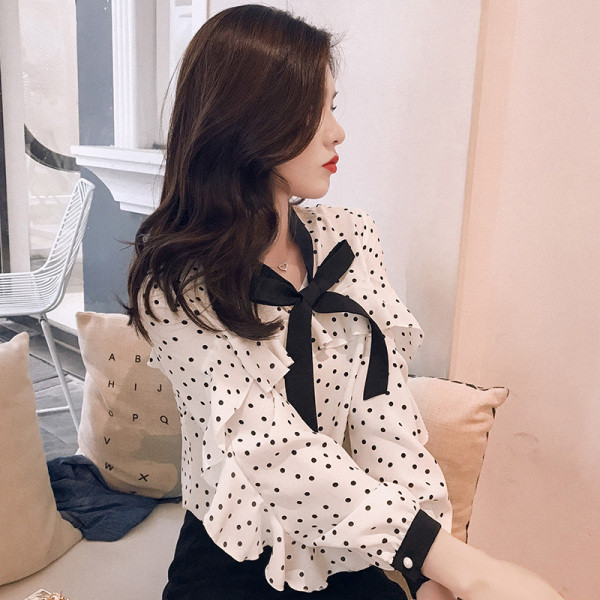 Cămașă de damă modernă cu buline, cu panglică și mâneci lungi