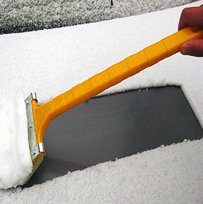 Инструмент за отстраняване на сняг от автомобили