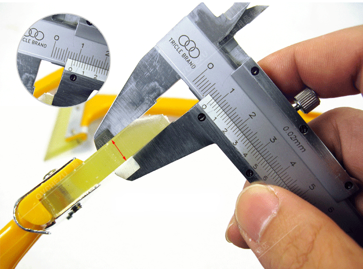 Instrument de deszăpezire a mașinii