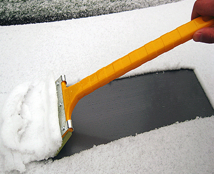 Instrument de deszăpezire a mașinii