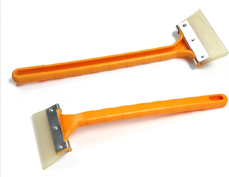 Instrument de deszăpezire a mașinii