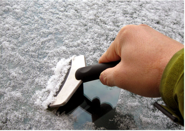 Lopata din otel inoxidabil pentru a indeparta zapada dintr-o masina