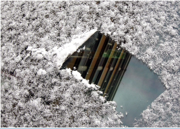 Lopata din otel inoxidabil pentru a indeparta zapada dintr-o masina