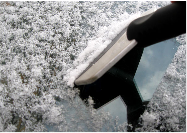 Lopata din otel inoxidabil pentru a indeparta zapada dintr-o masina