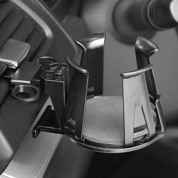 Automobilinis puodelių laikiklis juodame pasaulyje