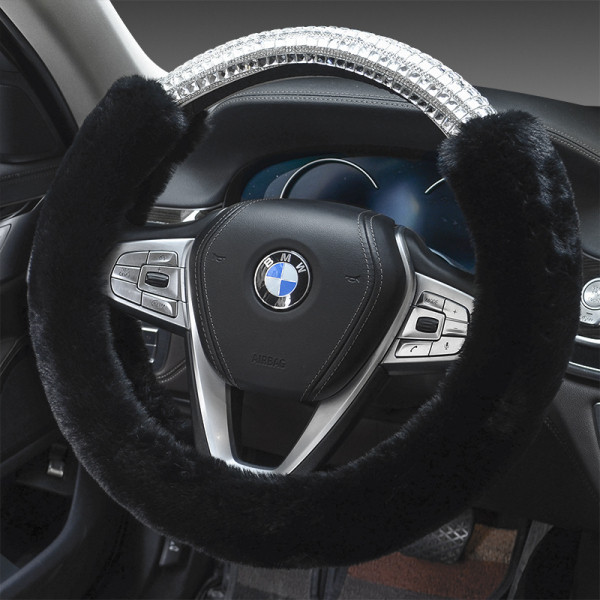 Pūkuotas vairo korpusas su akmenimis