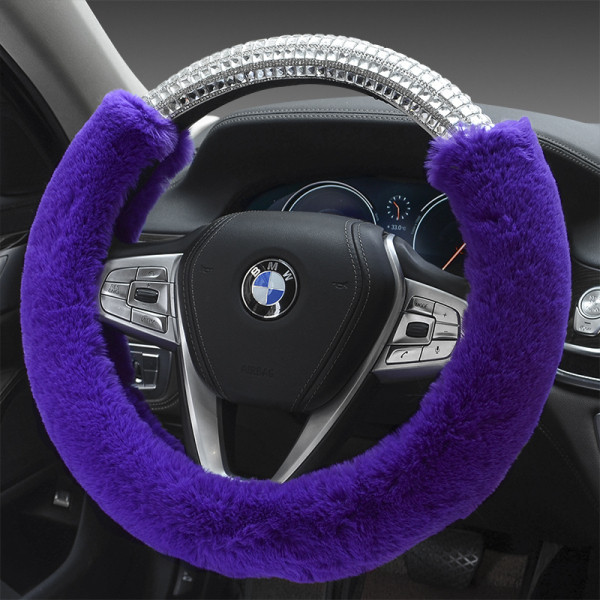 Pūkuotas vairo korpusas su akmenimis