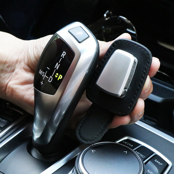 Automobilinis stovas tinka atvirutėms ir akiniams nuo saulės