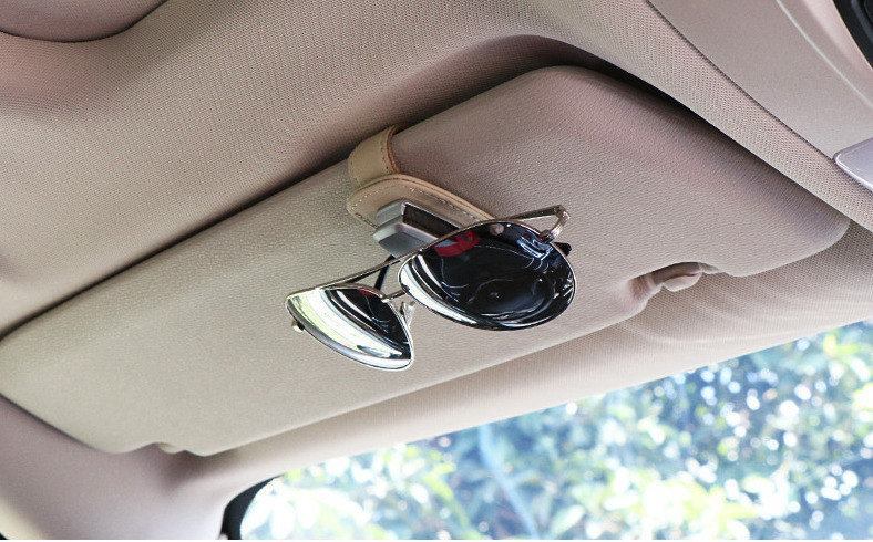 Automobilinis stovas tinka atvirutėms ir akiniams nuo saulės