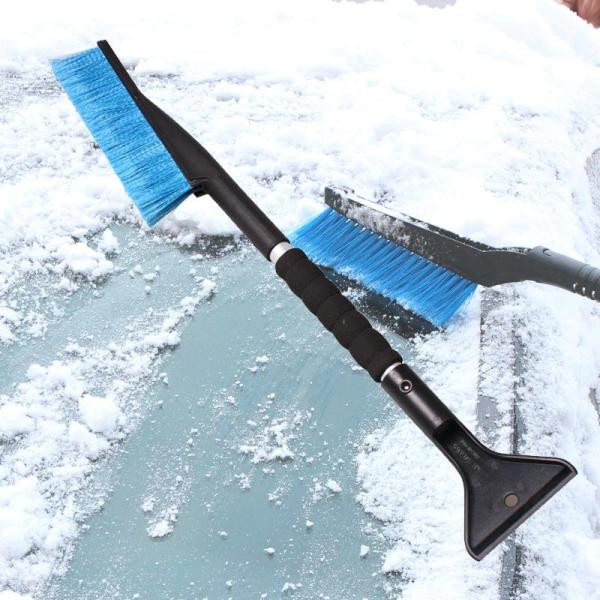 Instrument combinat pentru curățarea unei mașini de zăpadă