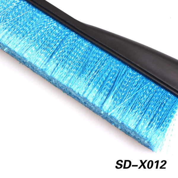 Instrument combinat pentru curățarea unei mașini de zăpadă