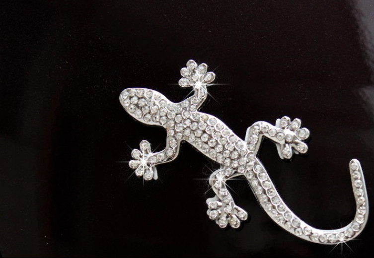 3D fém autómatrica díszítő kövekkel